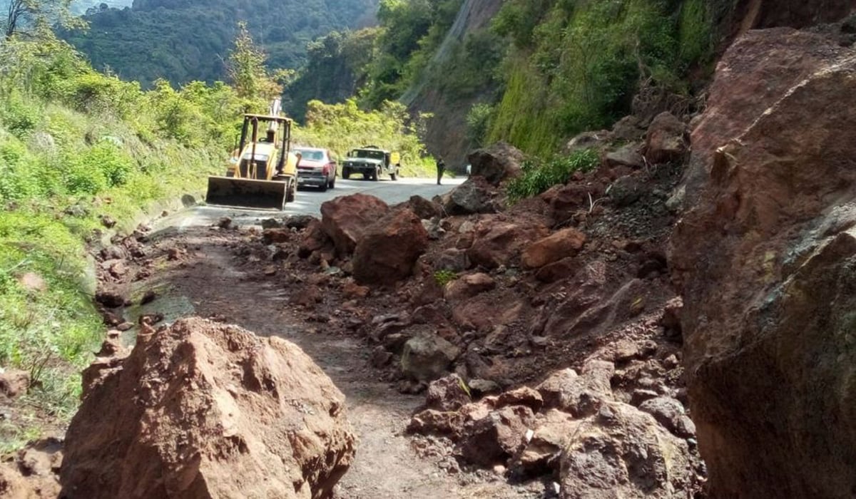 Fuertes lluvias provocan deslaves y afectaciones en carreteras de Oaxaca; vigilan posible desarrollo ciclónico