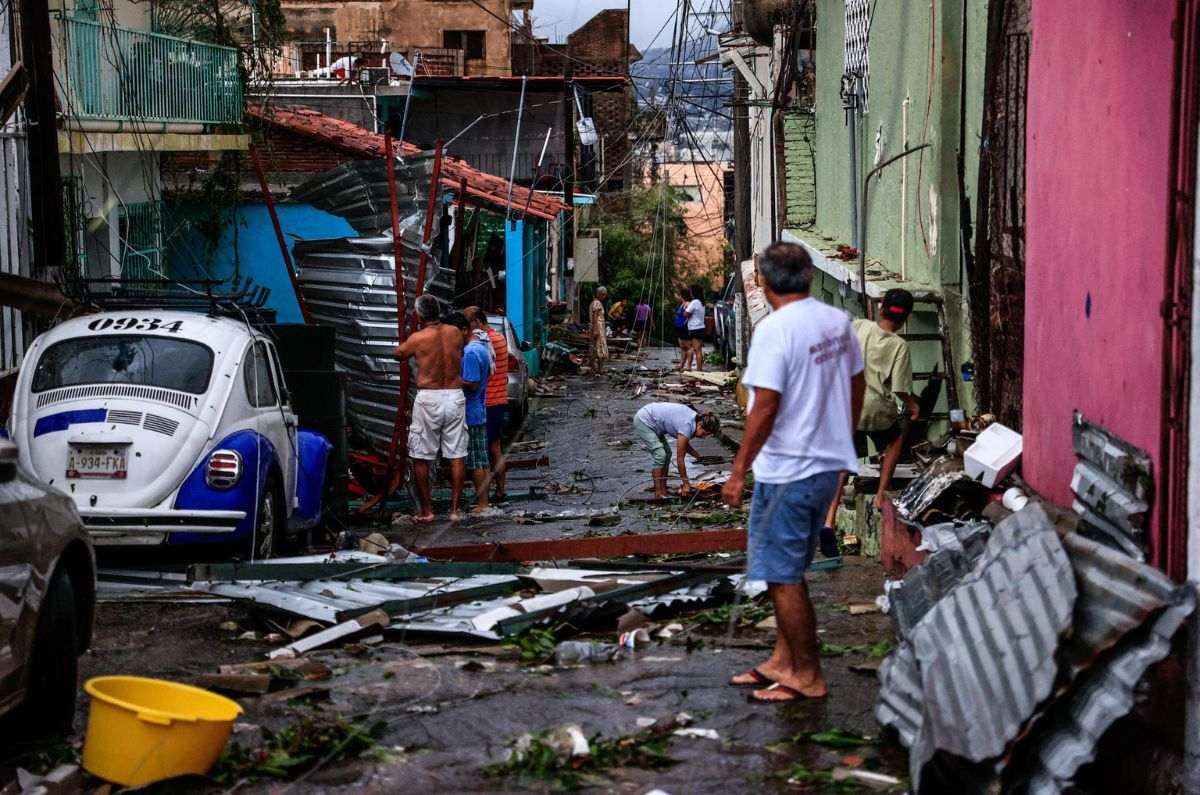 Gobierno de Oaxaca inicia entrega de 50 mil láminas para familias afectadas por el huracán Erick