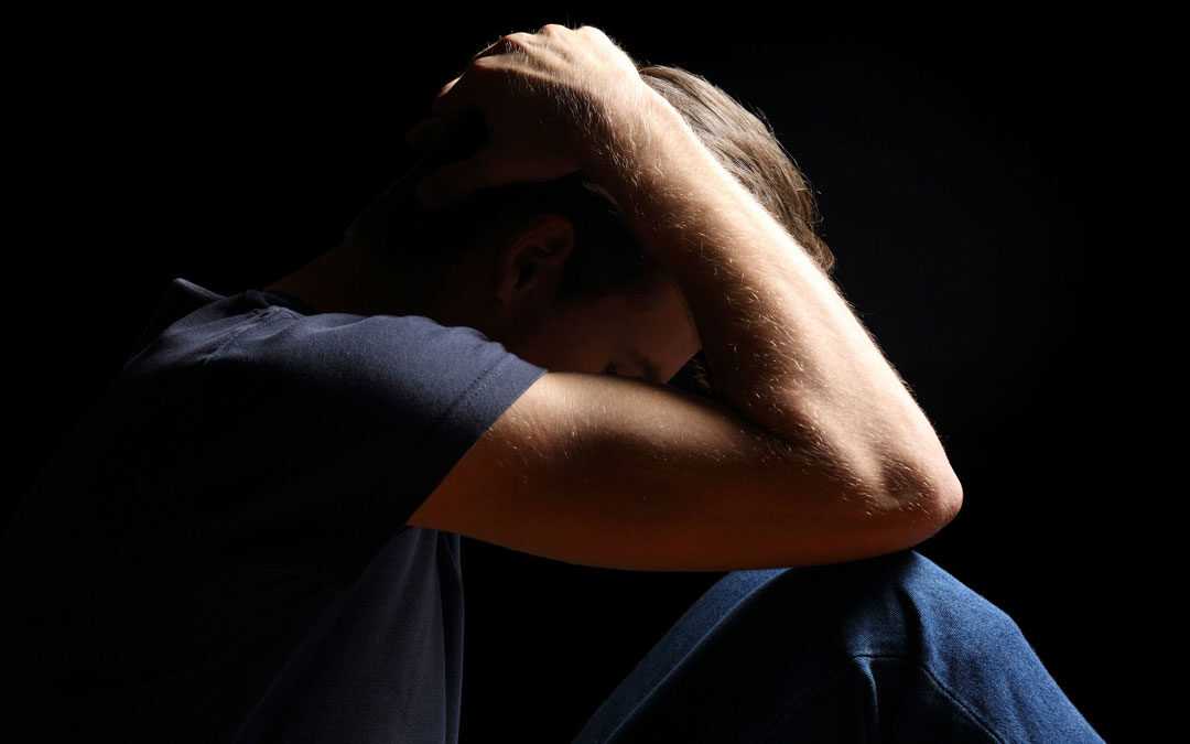 Aumentan las atenciones médicas por depresión en mujeres; hombres concentran más suicidios