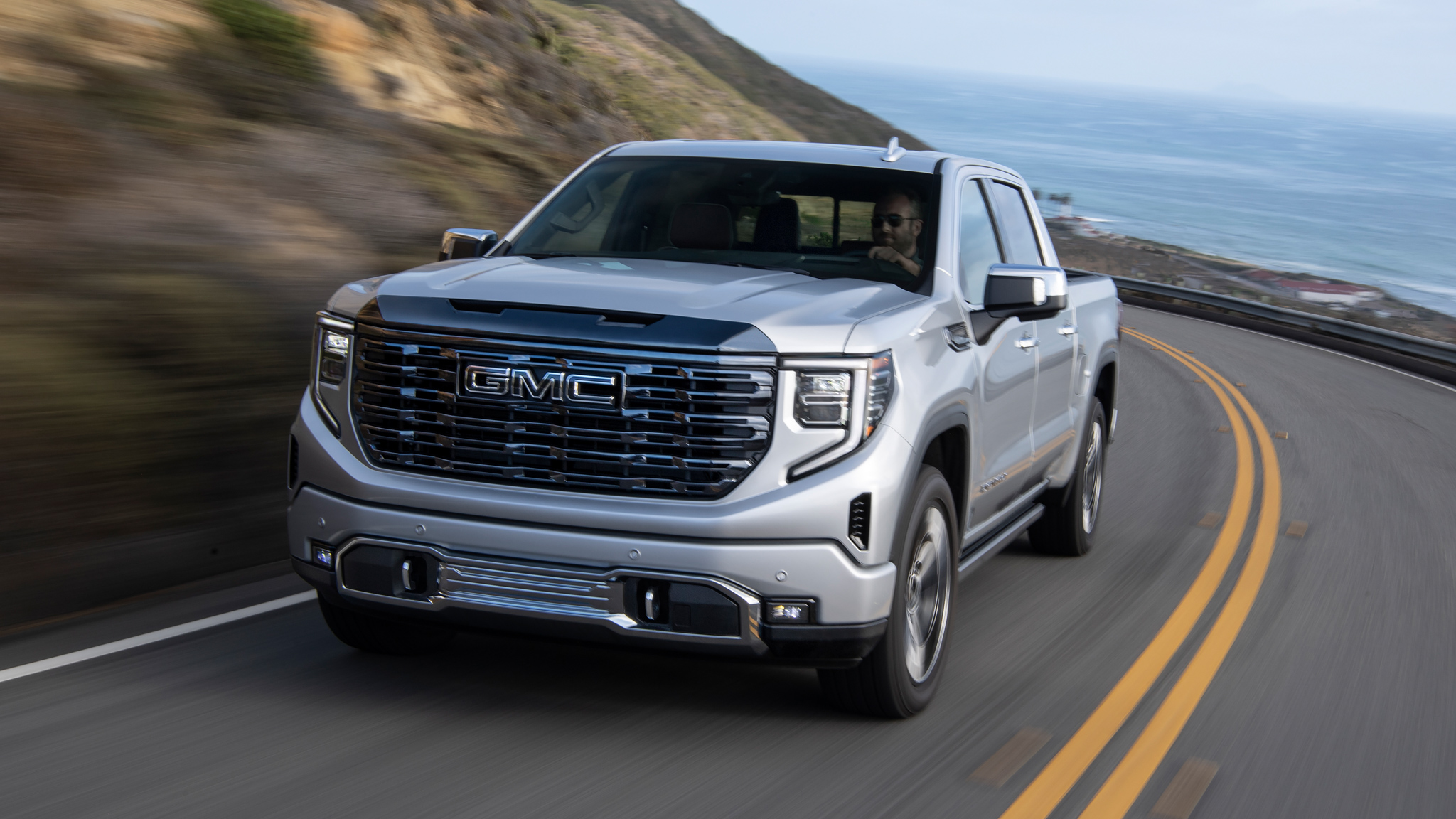 Profeco y General Motors llaman a revisión de 932 GMC Sierra 2022 por posible riesgo de accidente