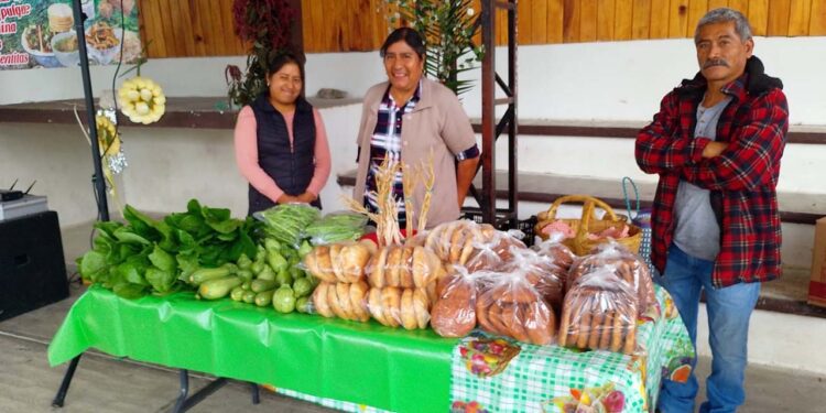 Comerciantes del mercado Ojo de Agua celebran nueve años de trabajo y fe en Tlaxiaco