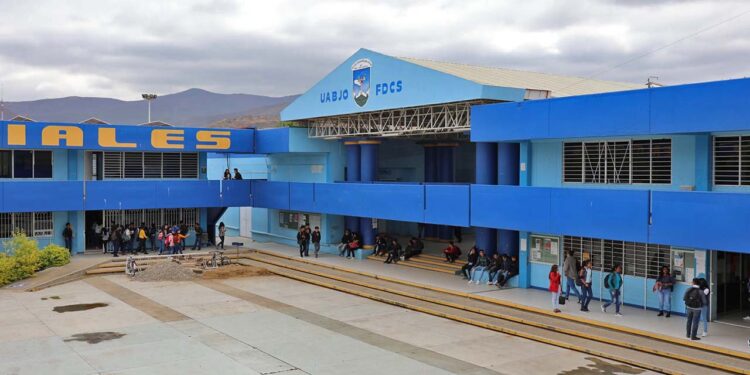 Denuncian fraude por 40 mil pesos en Facultad de Derecho de la UABJO