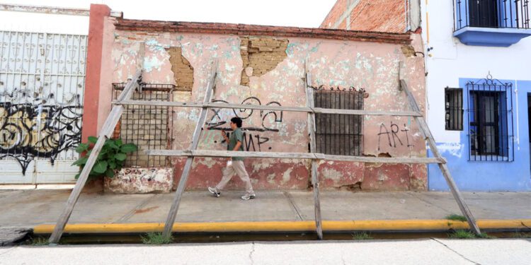Incrementan riesgos en inmuebles del centro histórico de Oaxaca por lluvias y falta de mantenimiento