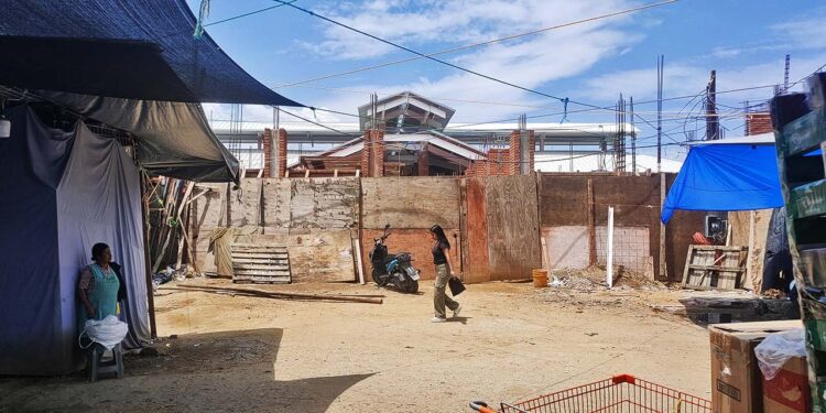 Comerciantes de la Central de Abasto en Oaxaca aún esperan remodelación tras dos años y medio fuera de sus locales