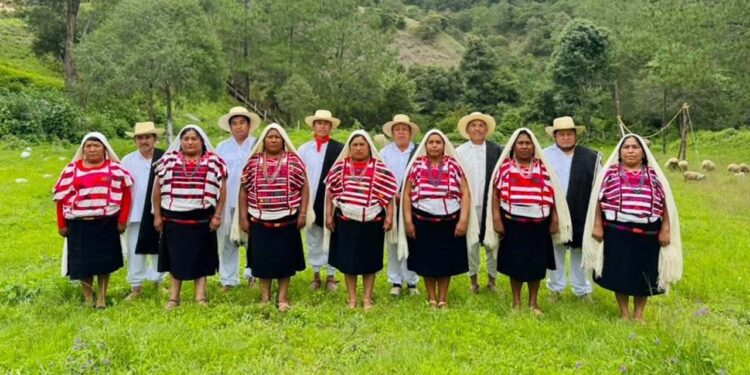 Presentan iniciativa para declarar patrimonio cultural la vestimenta tradicional de Santo Tomás Ocotepec, Oaxaca