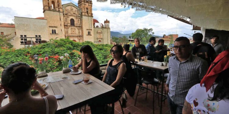 Oaxaca de Juárez enfrenta desafío para regular 500 terrazas comerciales en zona de monumentos