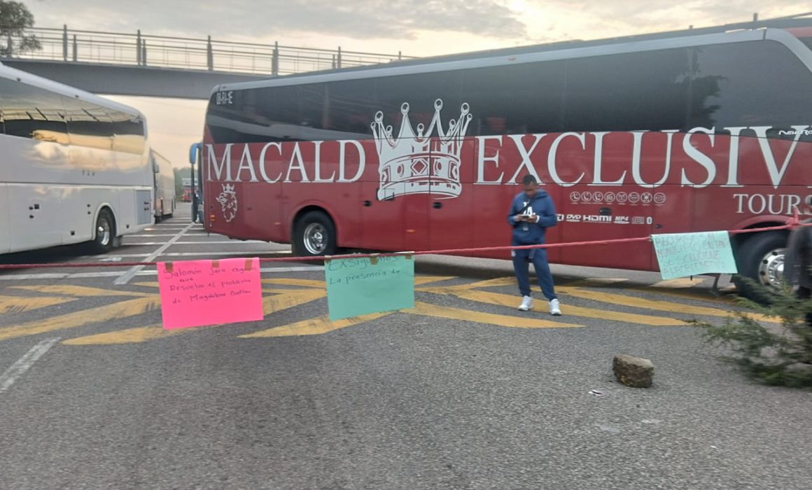 Bloquean carretera en Magdalena Ocotlán; comunidad exige revocación del presidente municipal