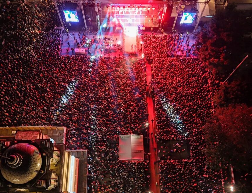 Lila Downs llena de orgullo y cultura oaxaqueña la Alameda en el arranque musical de la Guelaguetza 2025