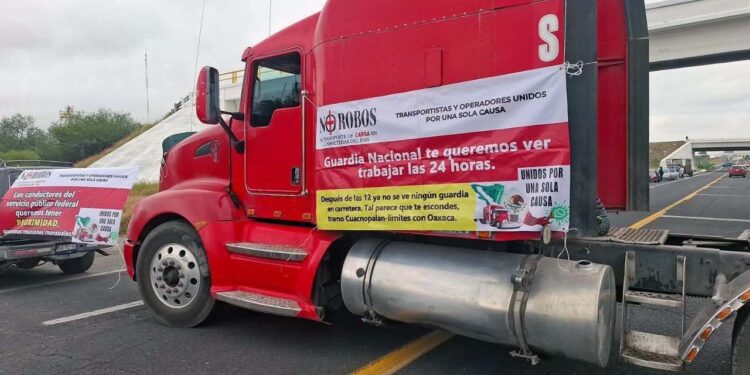 Transportistas exigen seguridad en la Cuacnopalan-Oaxaca tras asesinato de operador de pipa