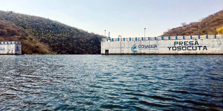 Limpian la Presa “Lázaro Cárdenas” en vísperas de la Expo Feria Huajuapan 2025