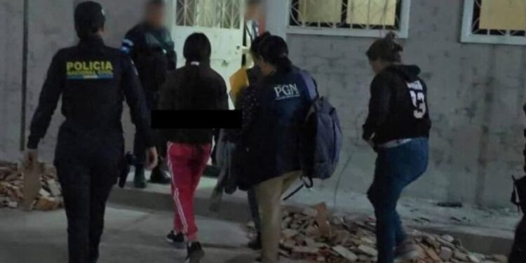Horror en Guatemala: alumna de primaria asesina a puñaladas a su maestro en plena aula