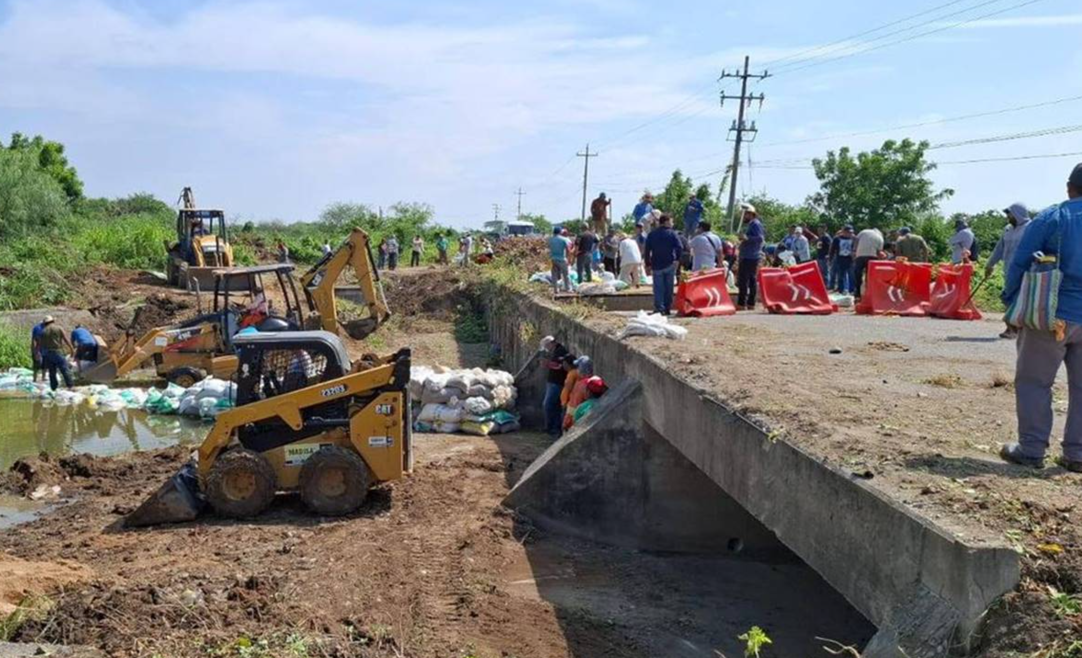 ?️ Vecinos de tres municipios en Oaxaca construyen su propio paso tras puente dañado por el huracán Erick