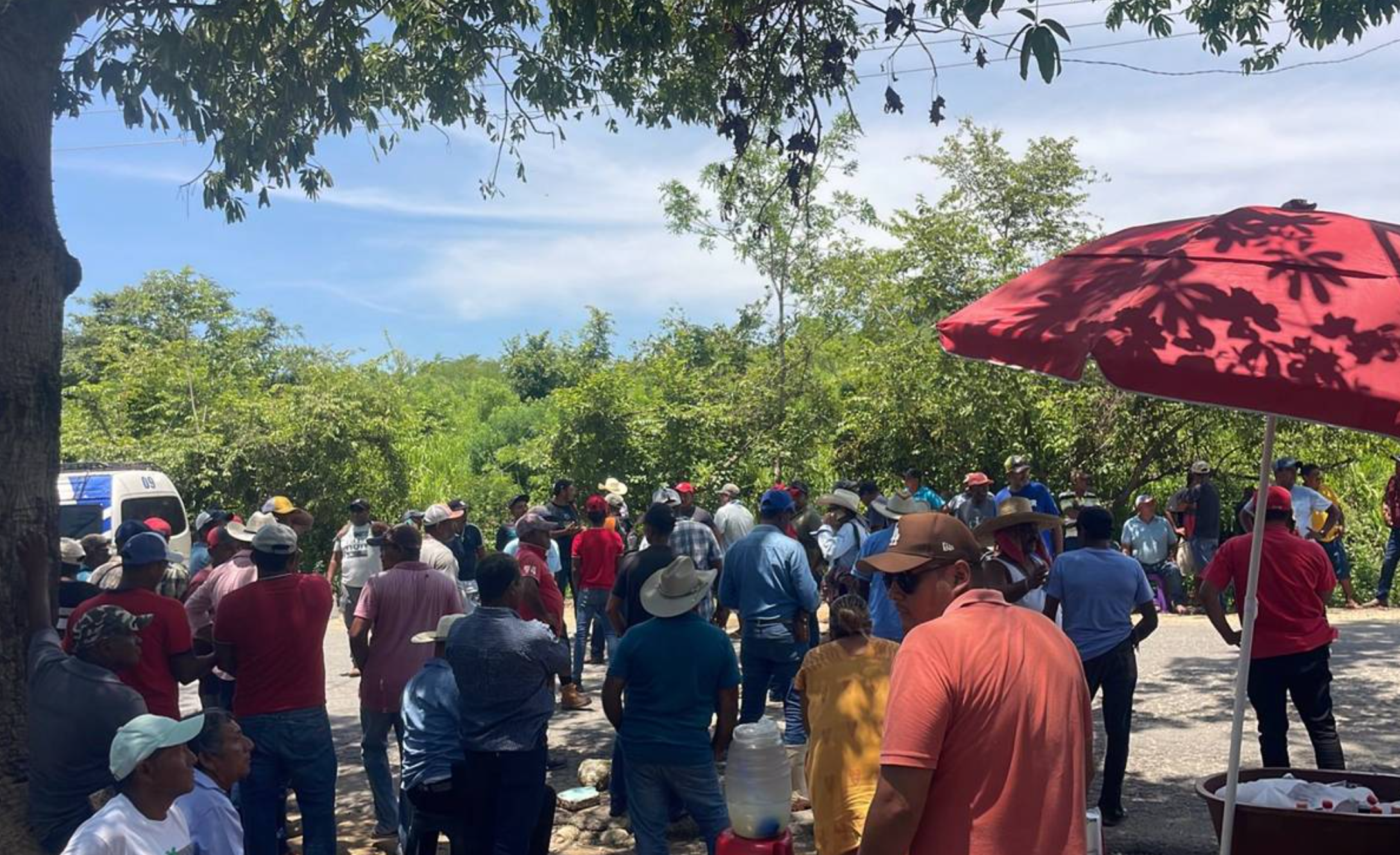Bloqueos en la Costa: productores exigen a Sheinbaum soluciones tras el huracán Erick