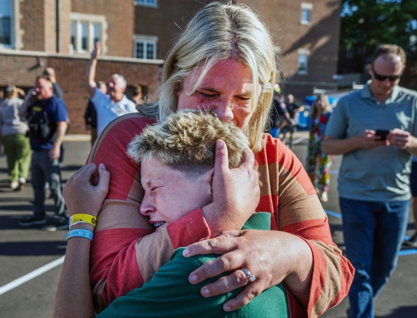 Tragedia en Minneapolis: dos niños muertos y 17 heridos en tiroteo dentro de misa escolar