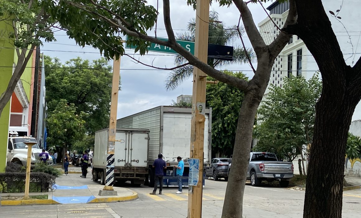 Vecinos de Oaxaca exigen acción tras sismo: postes fracturados y riesgo inminente