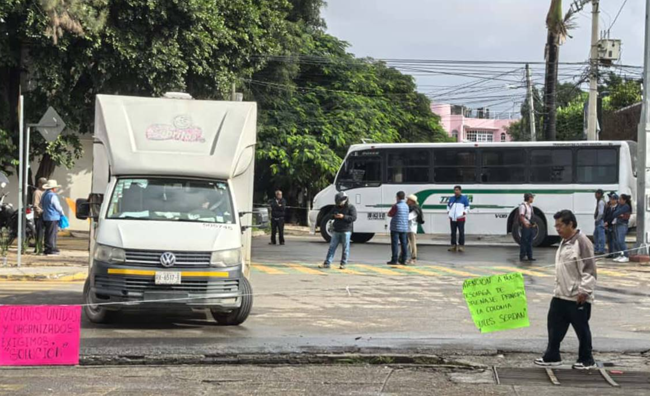 ? Habitantes de Santa Lucía del Camino bloquean avenida por obras incumplidas