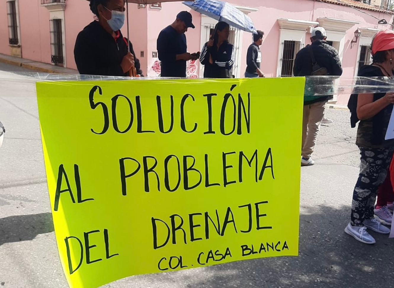 ? Vecinos de Casa Blanca bloquean calle de Crespo por fallas en agua y drenaje