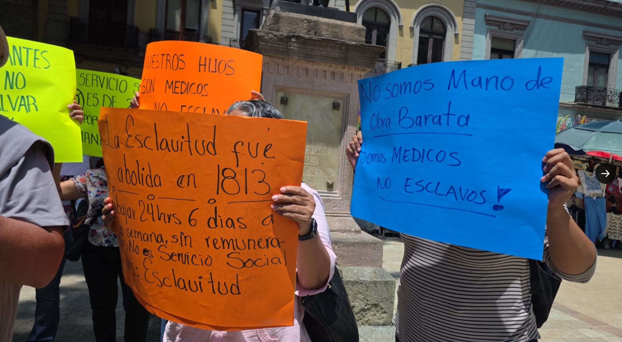 Protesta en Oaxaca: padres de estudiantes de medicina rechazan cambios en plazas de servicio social ??