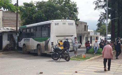 ? Vecinos de Santa Lucía del Camino levantan bloqueo tras acuerdo con el edil