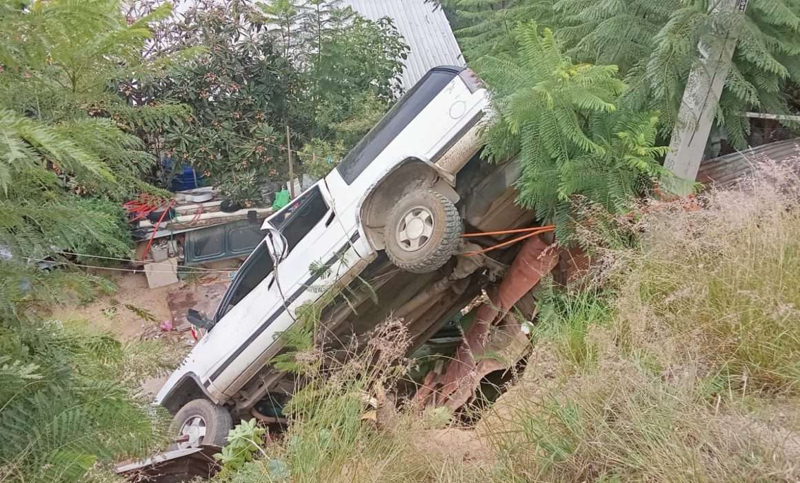 ? Camioneta cae a un voladero por derrumbe en Santa Rosa Panzacola