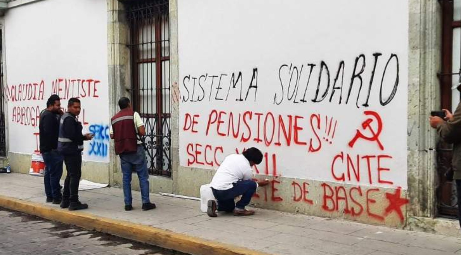 ✍️ Pintas en bancos de Oaxaca durante la visita de Claudia Sheinbaum