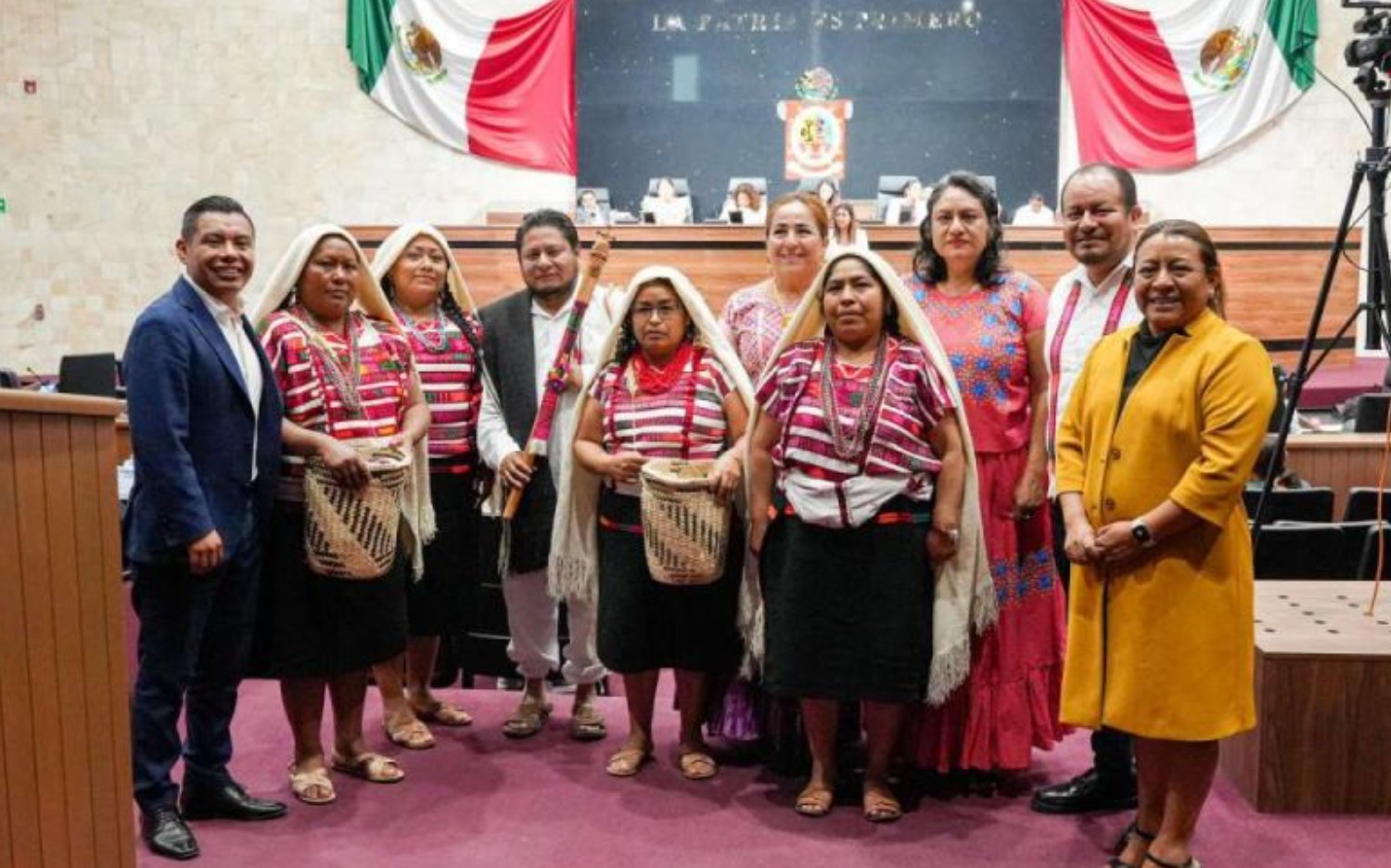 Congreso de Oaxaca protege bordados e identidad de Santo Tomás Ocotepec ✨