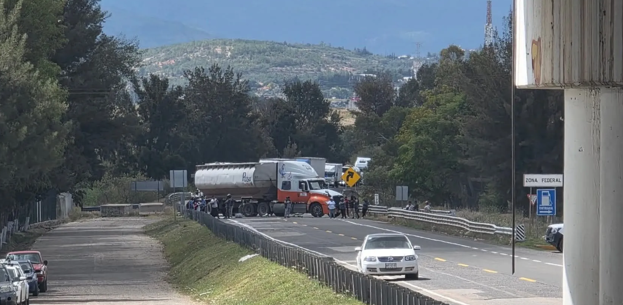 FENIC bloquea la autopista en Nochixtlán por detención de su dirigente