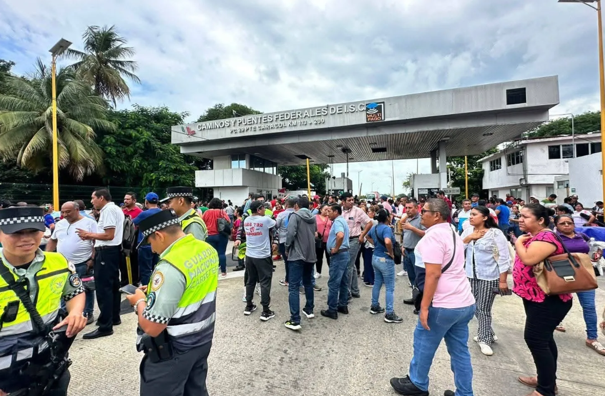 Profesores bloquean caseta de Tuxtepec por disputa sindical
