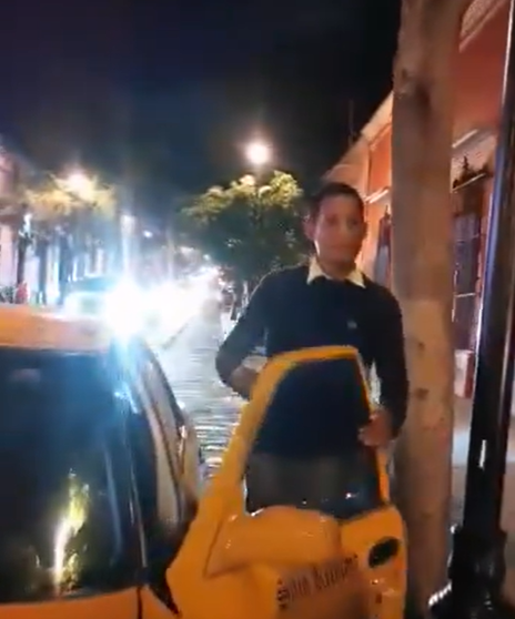 ? Taxista agresivo invade ciclovía en Oaxaca; usuarios lo confrontan