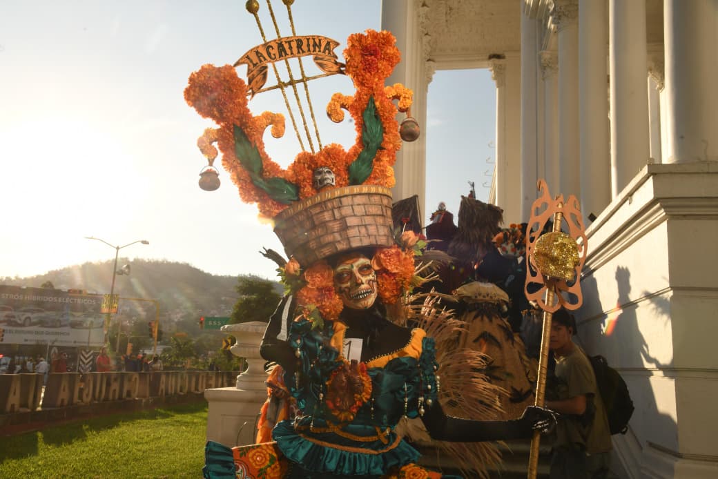 Gran Comparsa de Día de Muertos reúne en Oaxaca a miles de personas