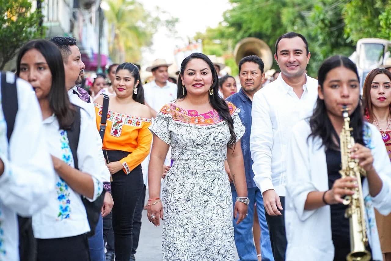 El XXXII Festival Costeño de la Danza hace vibrar Puerto Escondido
