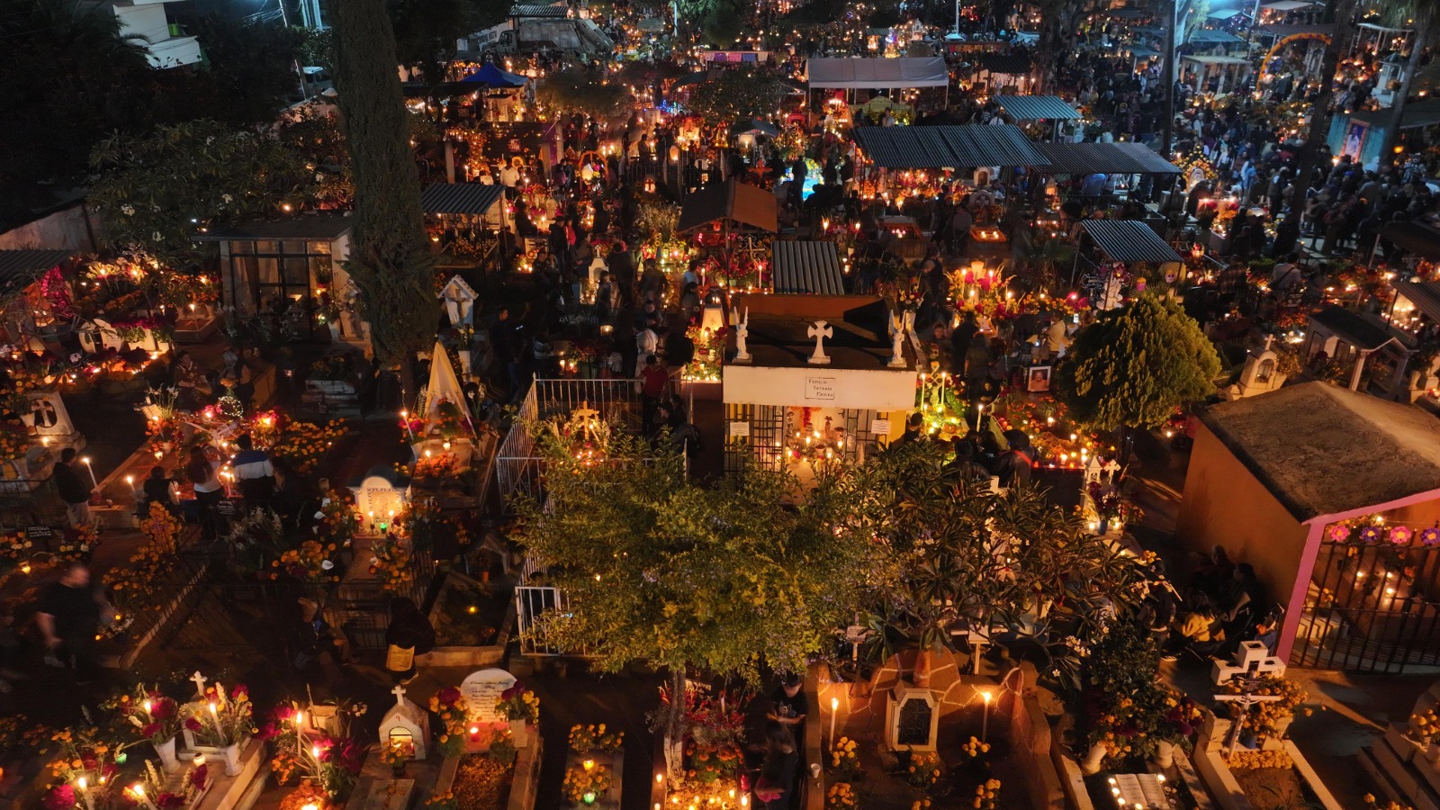 Xoxocotlán vive la noche más luminosa del año: la Velada de los Fieles Difuntos