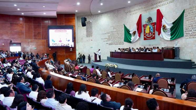 Gobierno de Oaxaca entrega al Congreso el tercer informe de Salomón Jara
